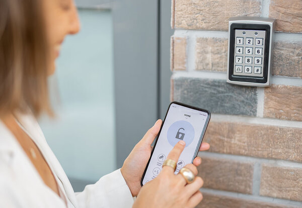 Elektronische Zutrittskontrolle mit PIN-Tastatur und Smartphone