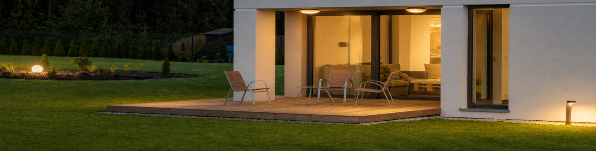 Wohnraum, Terrasse und Garten mit realistisch dargestelltem warmweißem Licht