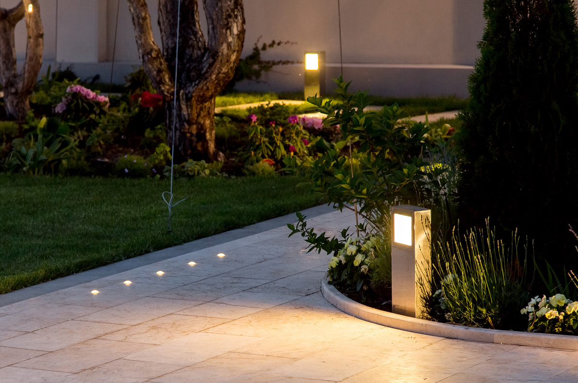 Gartenweg mit niedrig gesetzten Leuchten zur sicheren Orientierung am Abend.